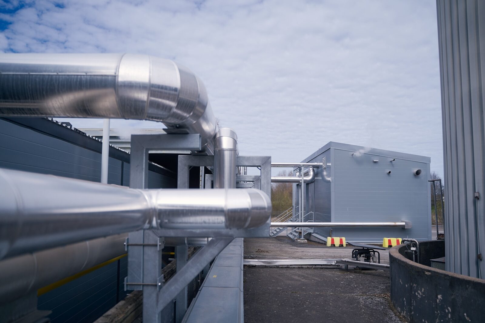 Energiantuotannon putkistoa ja teknisiä laitteita